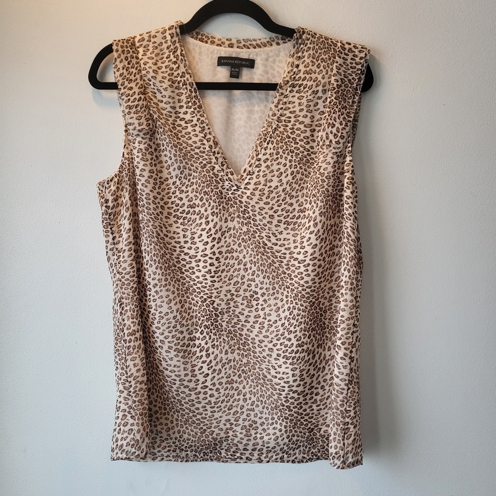 Banana Republic Animal Print V-Neck Fawn Boho Feminine Top